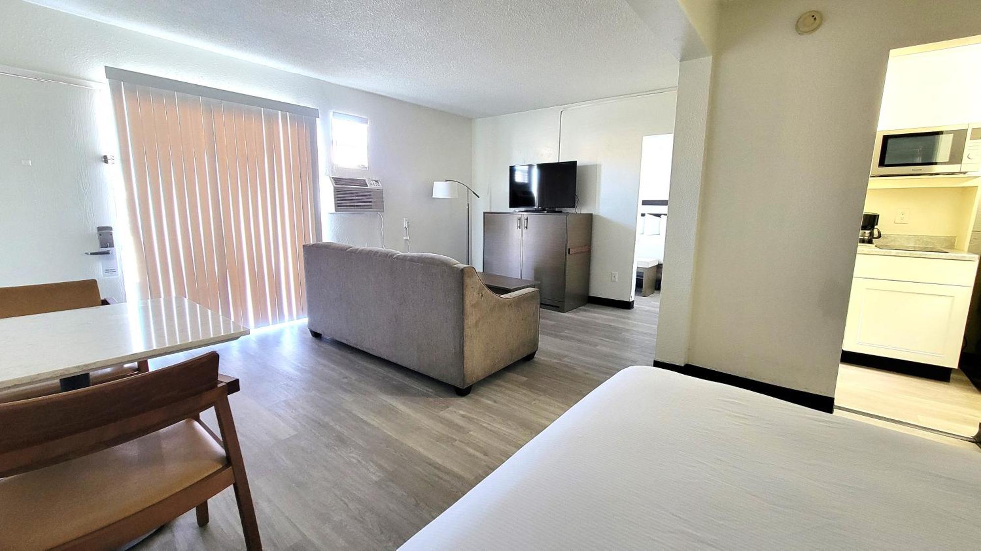 Mc Pacific Inn & Suites 托伦斯 外观 照片